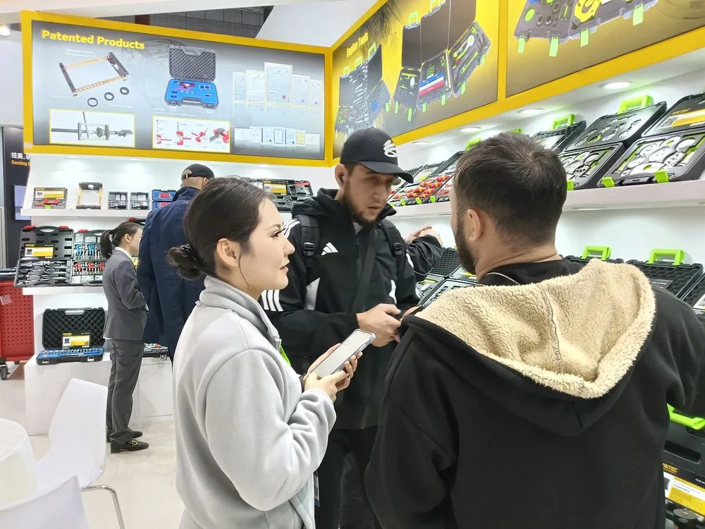 Global clients visiting Ningbo Dicong Machinery booth at Shanghai exhibition