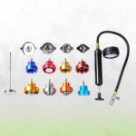 Componentes de un kit de prueba de presión de radiador de 14 piezas, que incluye bomba de presión con manómetro, manguera, sonda de termómetro y adaptadores variados para radiadores y depósitos de refrigerante.