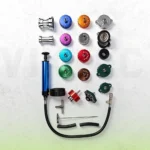 Componentes del kit de prueba de presión del radiador que incluyen bomba de manómetro, manguera, termómetro y adaptadores de tapa de radiador codificados por color.