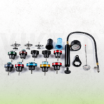 Komponenten des Kühlerdruckprüfsets einschließlich Handpumpe, Manometer, Thermometer, Schlauch, Anschlüsse und Kühlerdeckeladapter