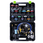 Abra o kit VIKTEC de teste de pressão e recarga a vácuo do sistema de arrefecimento com bomba manual, manômetro, mangueiras e vários adaptadores de tampa do radiador codificados por cores.