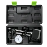 Estojo de transporte aberto contendo um relógio comparador de 0–1 inch, base magnética ajustável e hastes de suporte para inspeção de precisão.