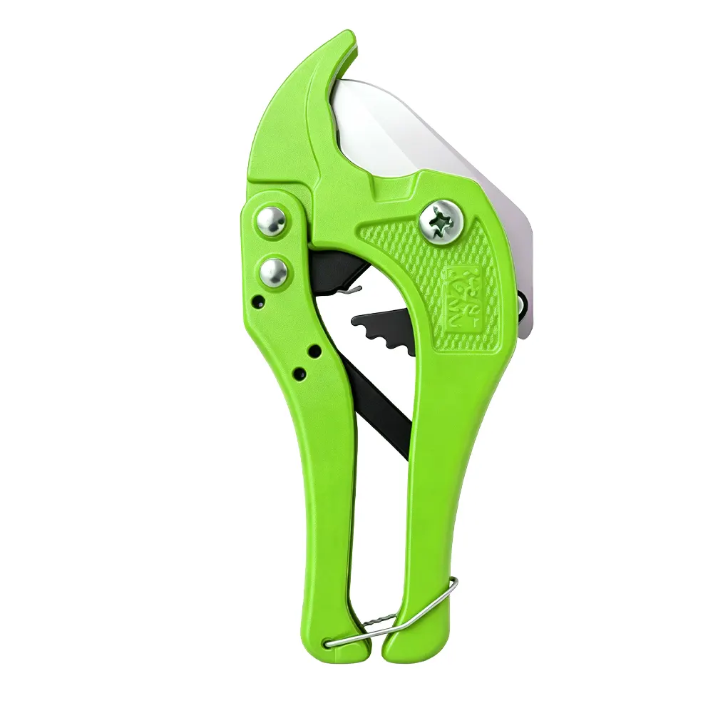 VT04012 PVC pipe cutter for pipes up to 1-5/8 inch or 42mm diameter with ratchet cutting mechanism.