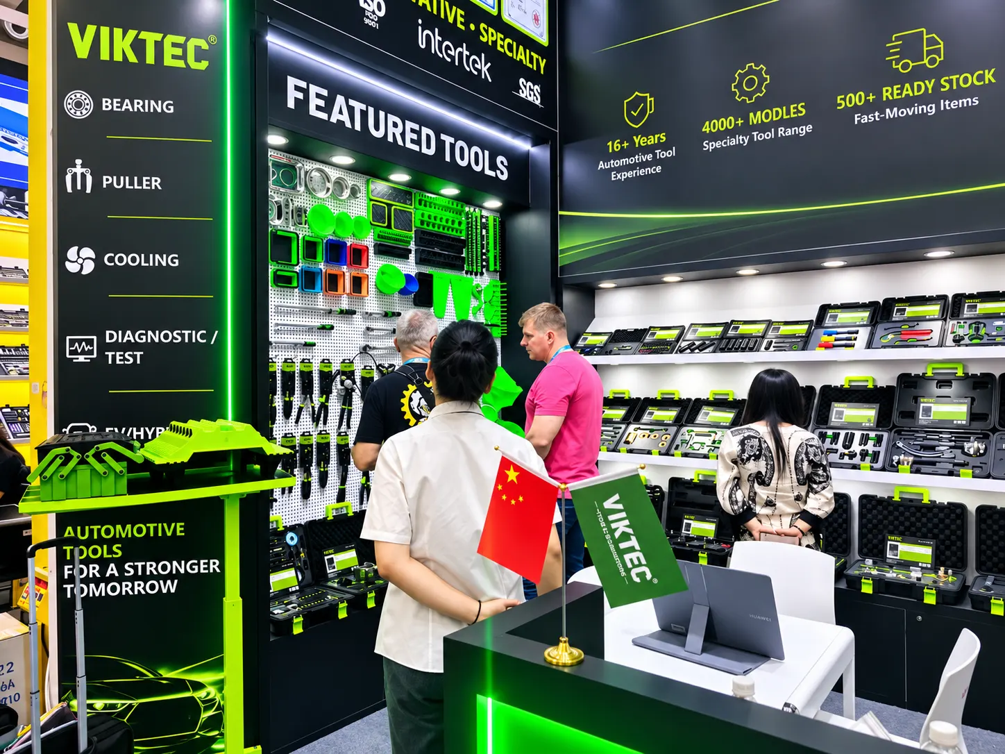VIKTEC at Canton Fair 2026 Day 2: Explore Automotive Tools & OEM Solutions 8 Visitors exploring VIKTEC featured automotive repair tools at the 140th Canton Fair